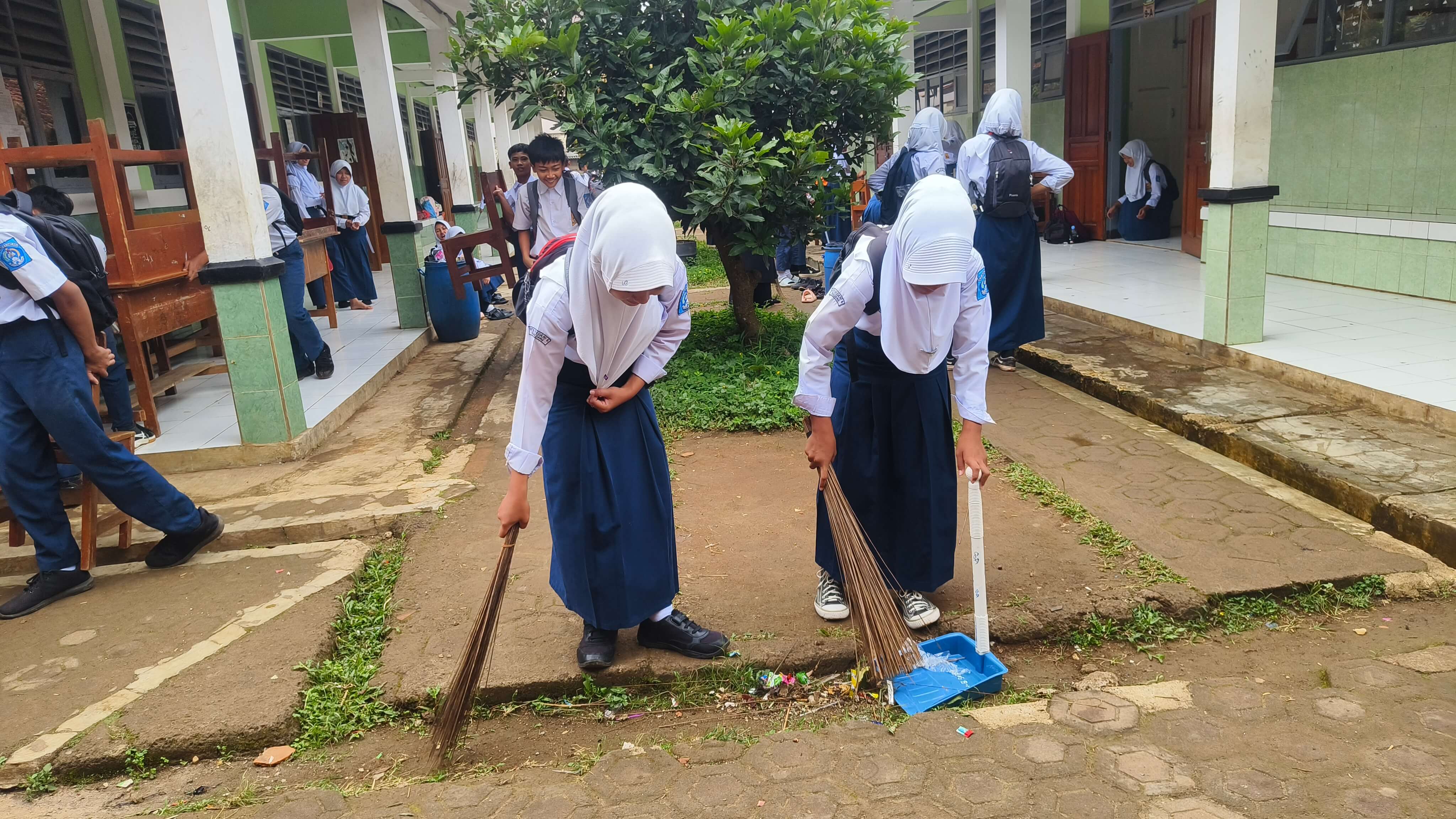 Siswa MTsN 6 Sumedang Antusias Sambut KOSM Dengan Operasi Bersih-bersih Serentak